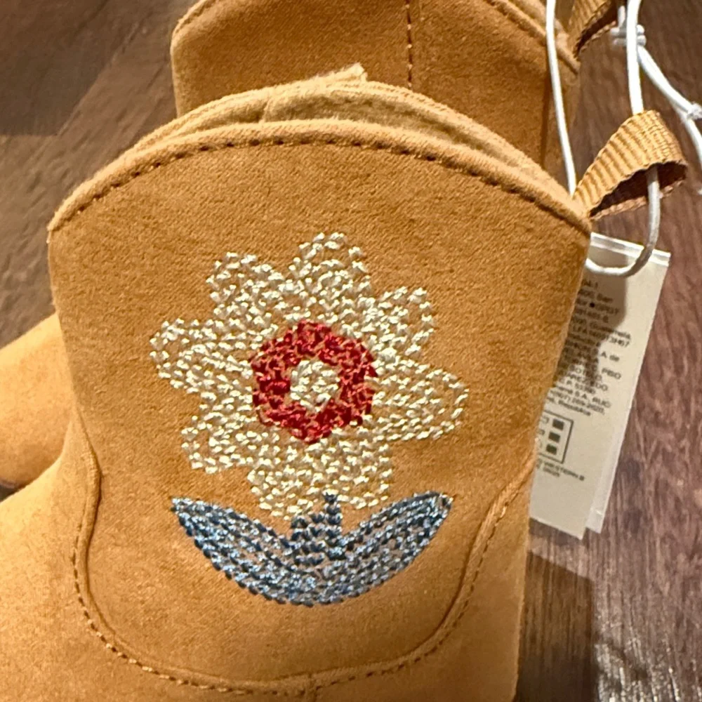 NWT Old Navy Flower Embroidered Moccasin Style Boots (size 6-12 mos)